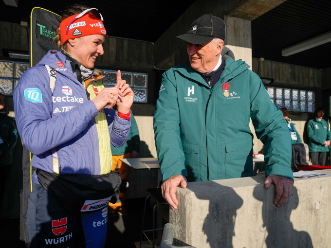 Tyske Denise Herrmann-Wick hilser på Kong Harald etter at hun vant kvinnenes sprint i skiskyting lørdag. Foto: Javad Parsa / NTB